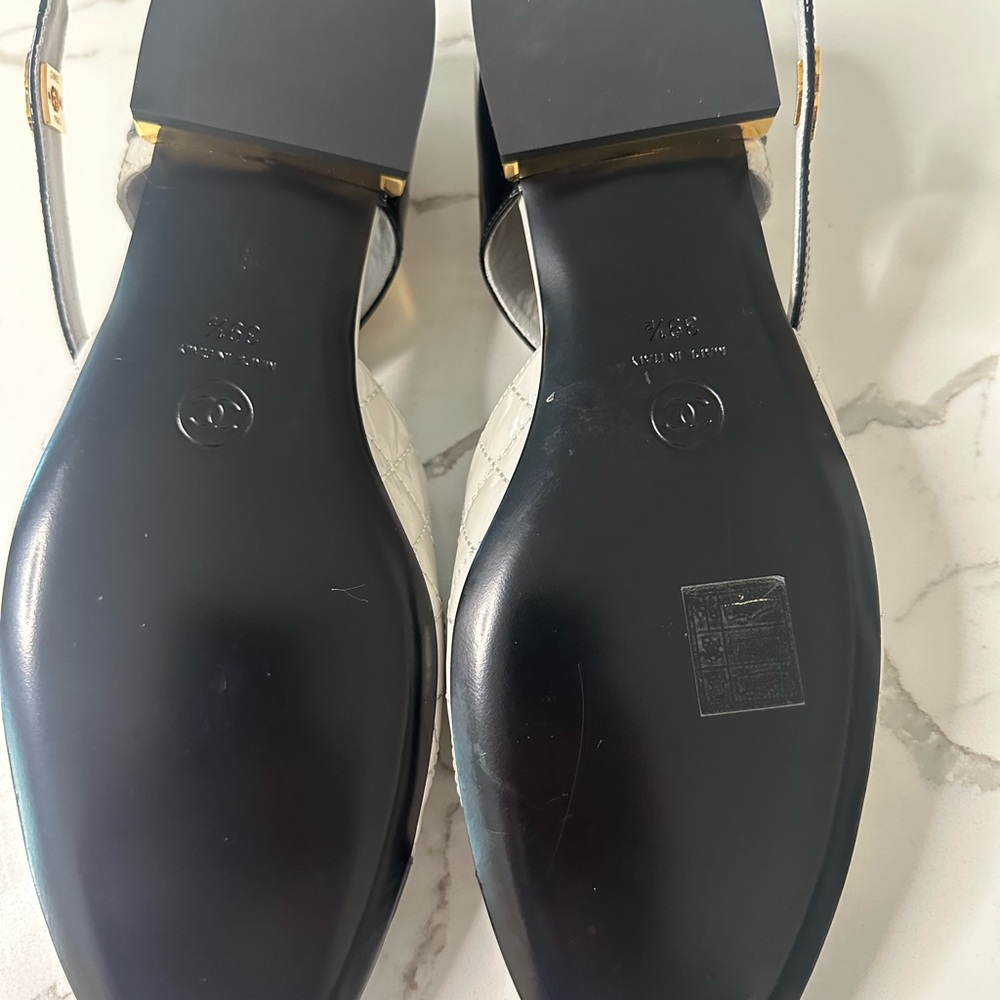 Chanel Interlocking CC Logo Leather Flats - Picture 7 of 9